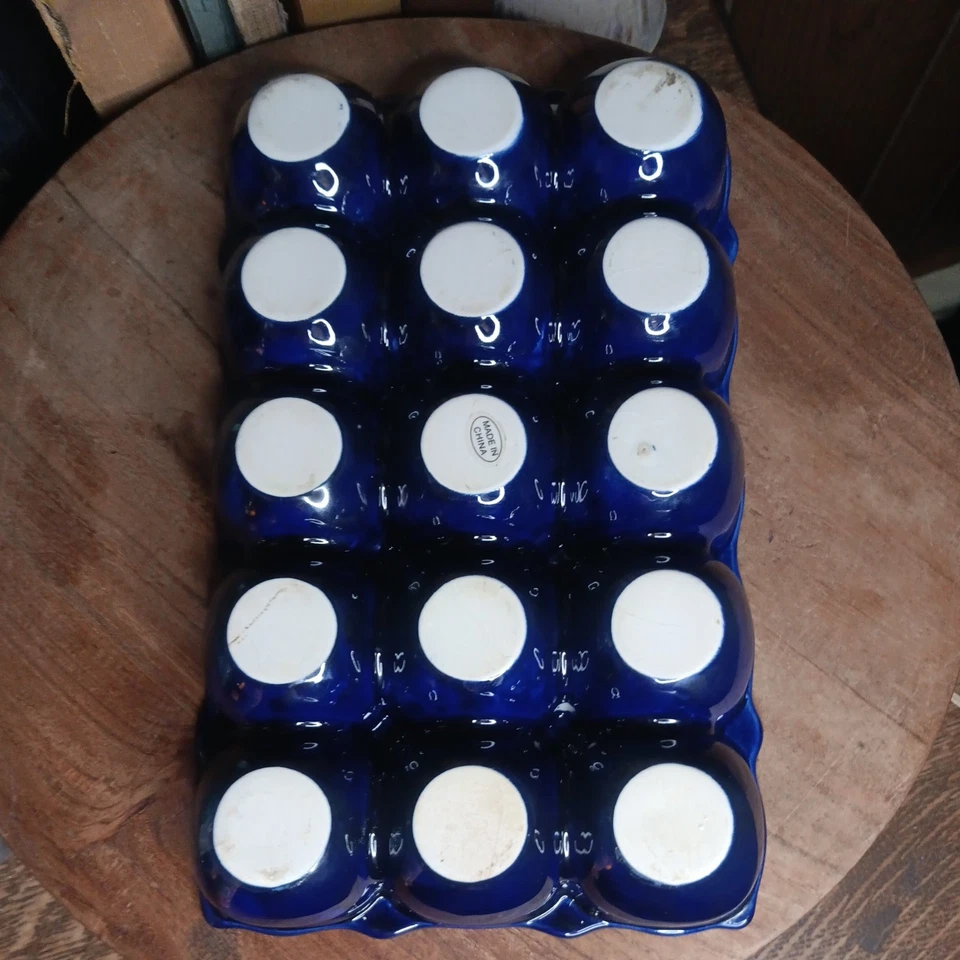 Soporte para 15 huevos de gres Celia The Pioneer Woman en bandeja floral azul cobalto Foto 4 de 4