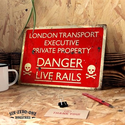 Danger Live Rails Blechschild. Rusty Vintage Look Steam Railway London Train Tack