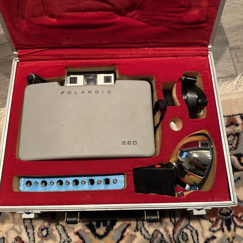 POLAROID VINTAGE LAND CAMERA AUTOMATIC 220 with case flash head and flash bulbs!
