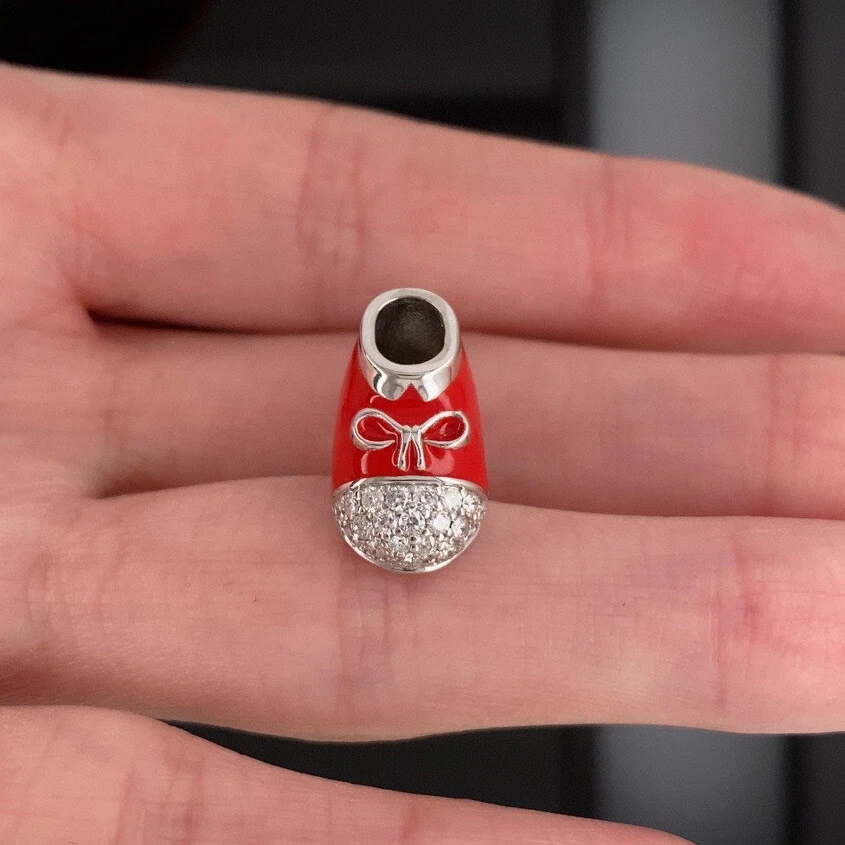 Colgante de diamante esmaltado de zapatos de bebé rojo de oro blanco de 14 k de 1/3 quilates $2200 Foto 4 de 4