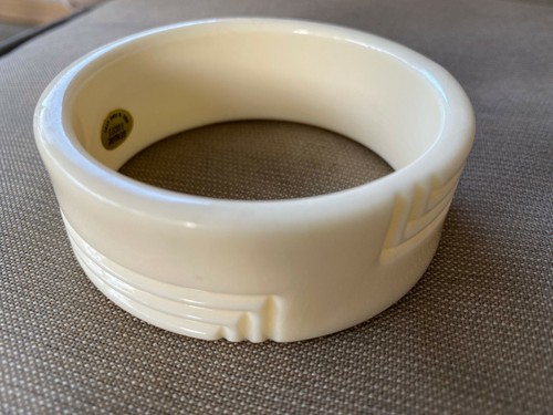 Vintage 1970's Lucite Bracelet Hard Cuff Bangle Cream Off White Hong Kong 1" - Picture 3 of 8