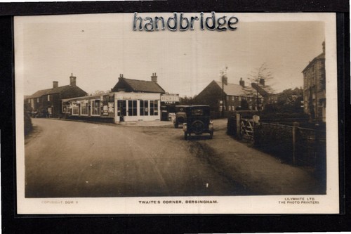 Dersingham - Twaite's Corner mit 2 Motor Cars - Echtfoto Postkarte