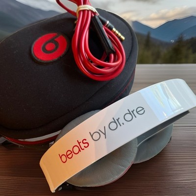Beats by dr. Dre Solo HD On-Ear Kopfhörer  Weiß mit silbernen Akzenten mit Case