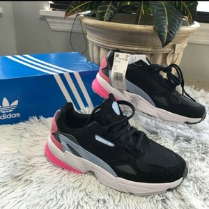 adidas falcon rosa e preto