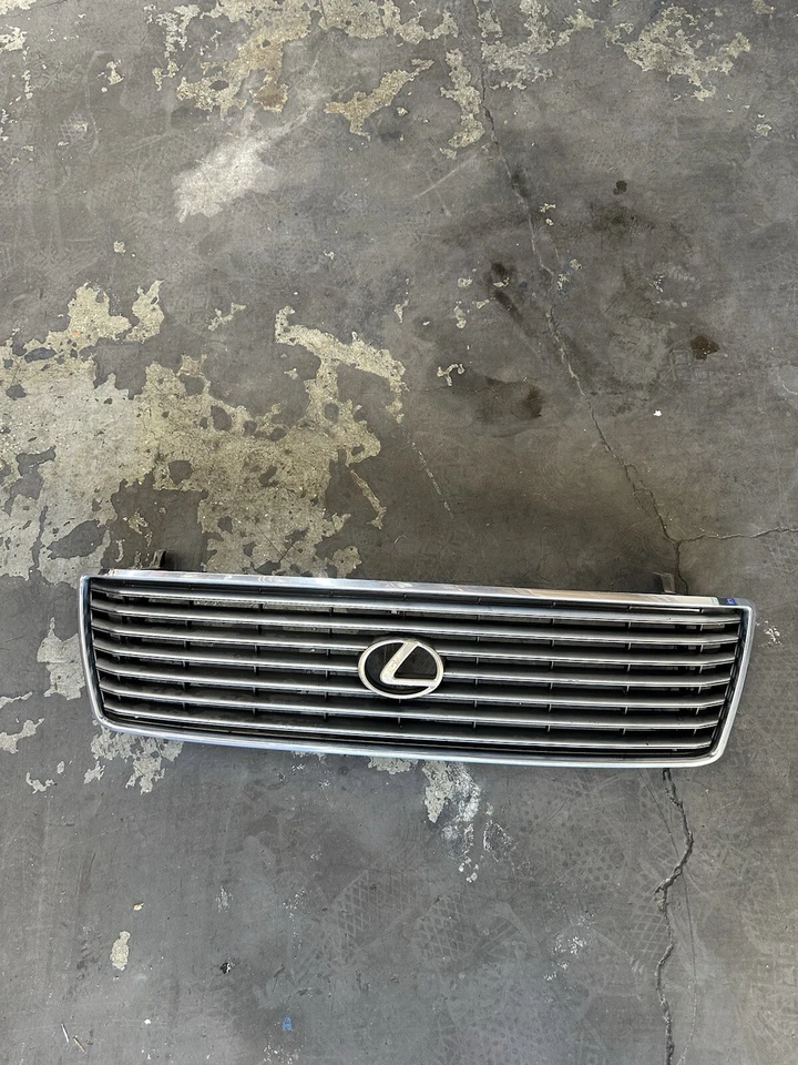 Lexus LS 400 1997 parrilla con pernos y tuercas Foto 2 de 4