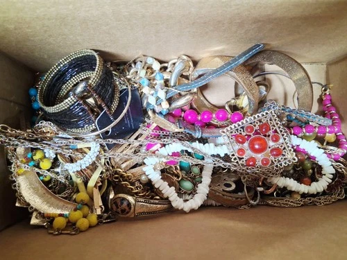 Huge 4 Pound Lot Gold Toned Vintage To Now Costume Junk/craft Jewelry