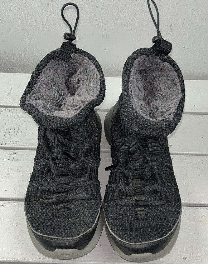 Nike Roshe One Women’s Black/Gray Sneakerboot Lightweight Faux Fur Lined  Size