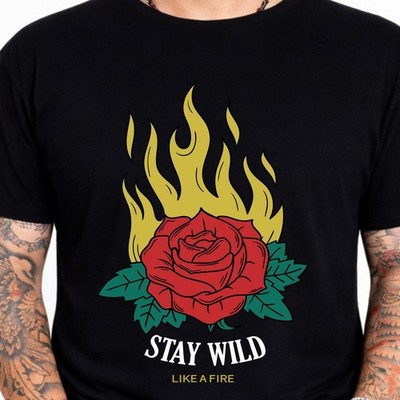 Stay Wild Flaming Rose Fire Rock Tattoo Vintage Biker Ästhetische Grafik T-Shirt.