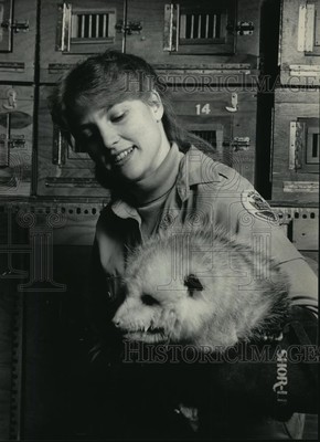 1985 Press Photo Nancy Frank, director of Wildlife ARC w/ caring for opossum