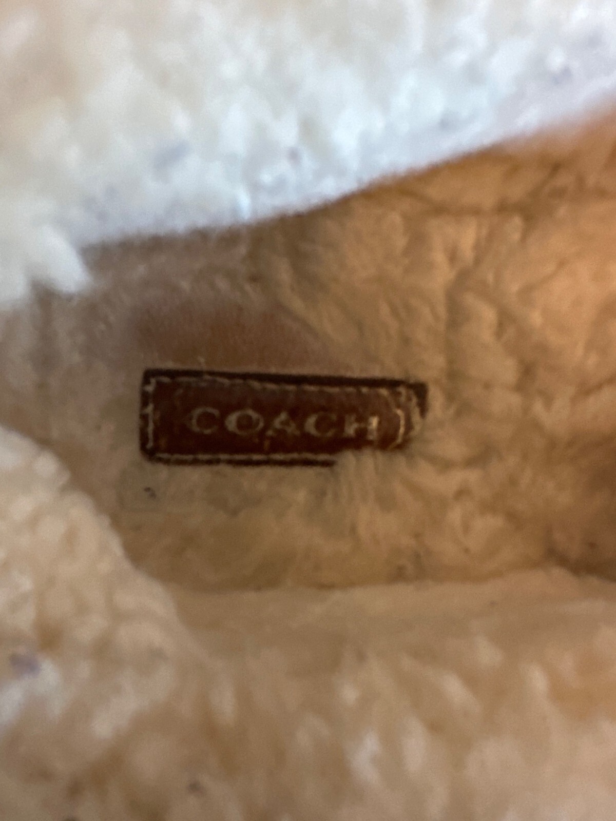 PANTOFOLA D’ORO Pantofole Coach donna foderate in shearling oro con accenti di nappa e suole in gomma