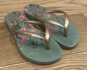 Girls Havaianas Flip Flops Sandals 11/12C Gold Flowers Beach Pool Spring