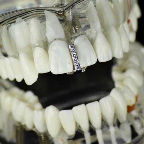  Gap Grillz فضية اللون تشيكوسلوفاكيا زركونيا مكعب أعلى أو أسفل الأسنان Hip Hop Grill 