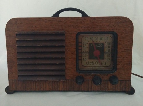 PHILCO MODEL 40-120 TISCHRADIO mit TRAGEGRIFF, Powers On