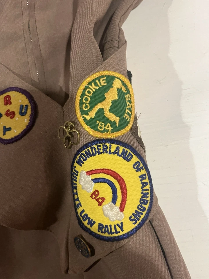 Винтажный пояс для девочек-скаутов Milwaukee с множеством нашивок, кнопкой и булавкой - Изображение 2 из 4