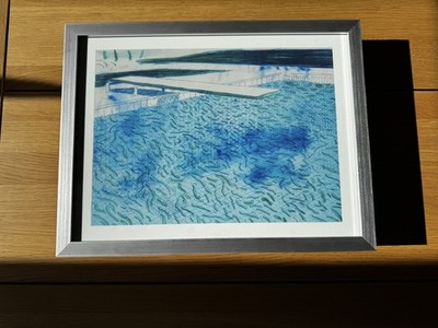 David Hockney Wasser aus dicken & dünnen Linien & zwei hellblauen Waschungen gerahmt
