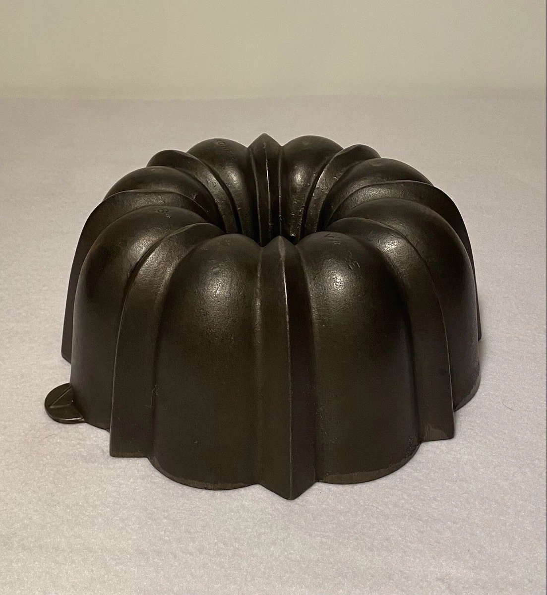 Vintage Cast Iron WAGNER WARE BUNDT CAKE PAN B