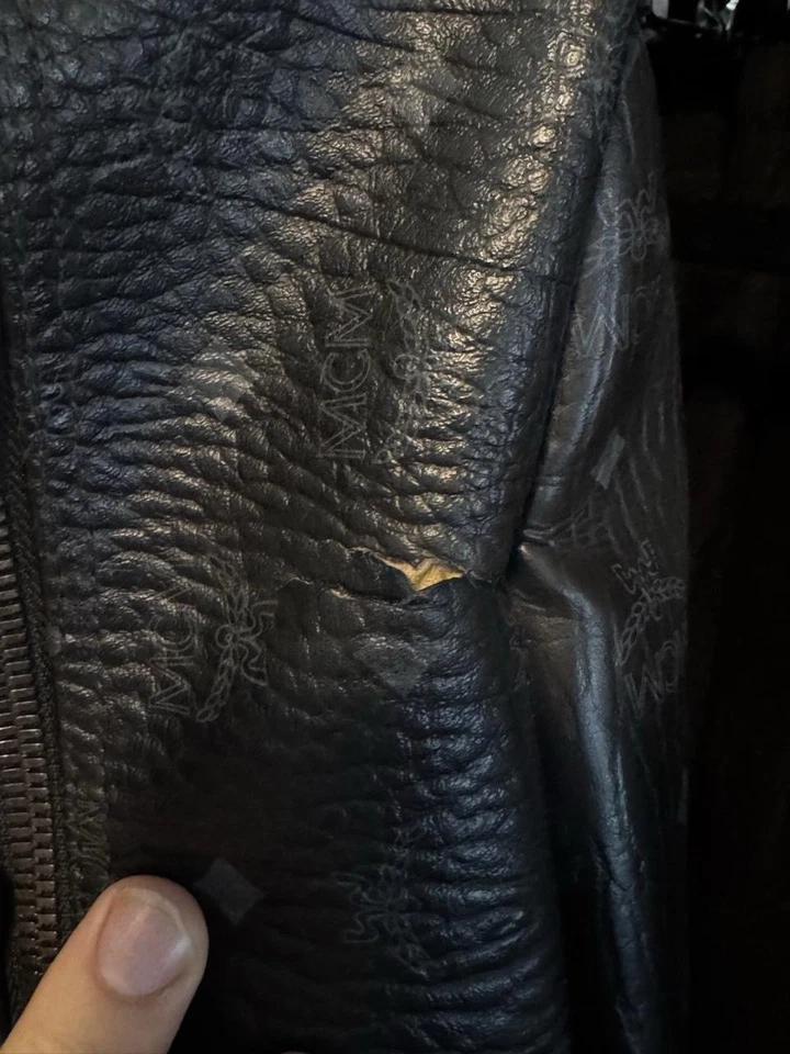 Mochila MCM Negra Visetos Lona Recubierta Pequeña Fuerte Tachonada  Foto 4 de 4