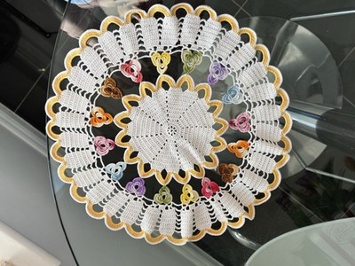 Schöner handgefertigter gehäkelter runder Baumwoll-Dollie mit Blumen 35 cm