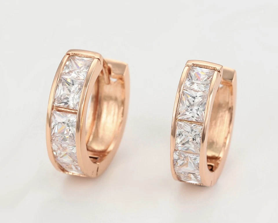 Pendientes de aro Huggie de circonita cúbica de oro rosa con circonita cúbica Foto 2 de 3