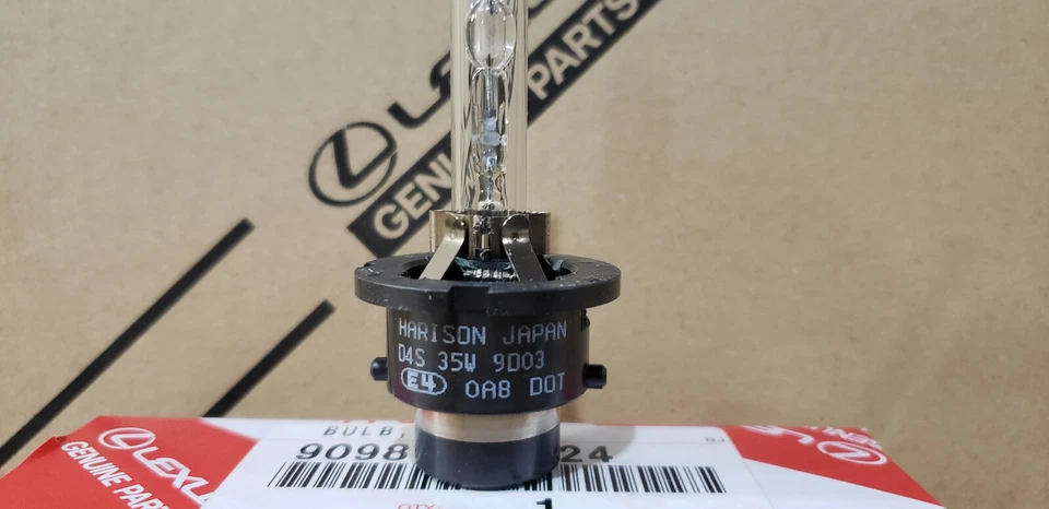 NEW Genuine Lexus HID headlamp bulb IS250 IS350 ES350 LS460 OEM 90981-20024 - Image 3 of 3