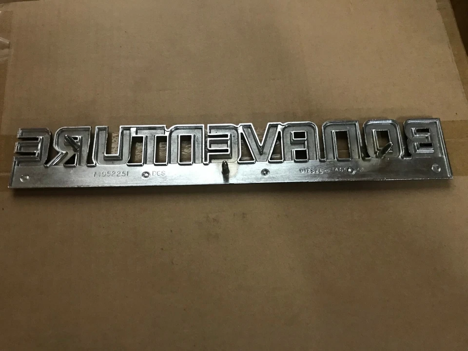 Эмблема переднего крыла GM 14052251 -- 1983–1987 Chevy G10 Bonaventure Van -- новая из старых запасов - Изображение 4 из 4