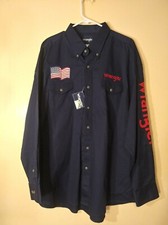 VINTAGE WRANGLER LONG SLEEVE BUTTON-UP MENS SHIRT W/ AMERICAN FLAG  SPELLOUT ON