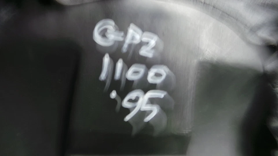 KAWASAKI GPZ 1100 1994 1995 SEAT SADDLE LOOK PIC WITH RIP - Image 4 of 4