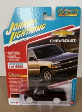 2022 JOHNNY LIGHTNING CLASSIC GOLD WHITE LIGHTNING 2002 CHEVY SILVERADO R3 VB!