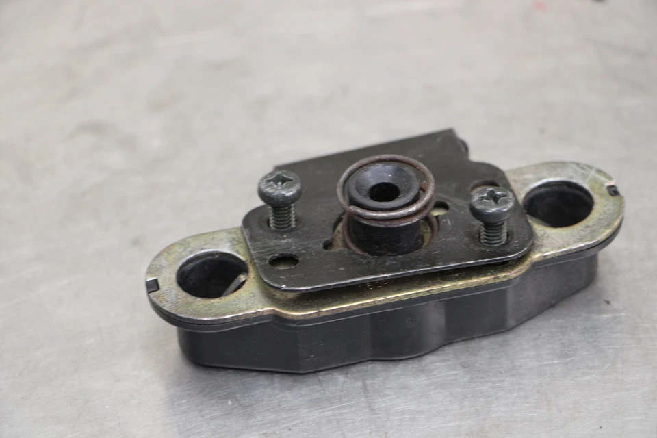 02-05 KAWASAKI ZZR1200 REAR PASSENGER SEAT LATCH LOCK ASSEMBLY - Imagem 3 de 4