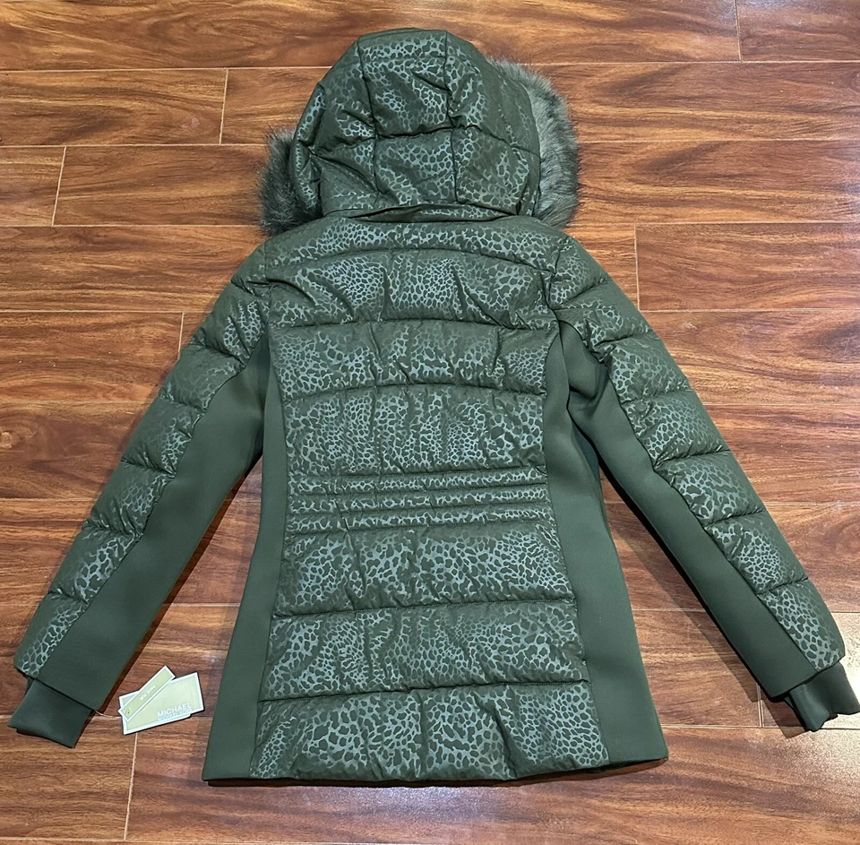 全新带标签 260 美元 Michael Kors 绿色豹纹 Puffer 夹克 尺寸 XS — 第 4/4 张图片