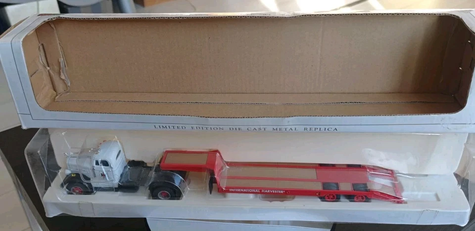SPECCAST WC22 REF 1584 Camion Rimorchio Ribassato sc 1:50 NOS Int Harvester - Immagine 2 di 4