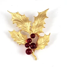 MMA Holly Leaf Sprigs & Red Berries Metropolitan Museum of Art Gold Tone Brooch