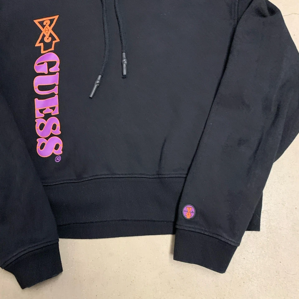 Sudadera con capucha corta grande negra Guess 88 Rising Head In The Clouds para mujer Foto 4 de 4