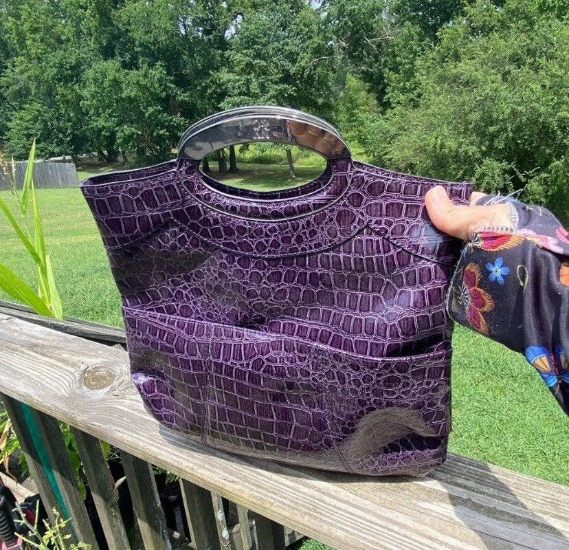 New York & Co紫色手提包鳄鱼印花钱包 — 第 4/4 张图片