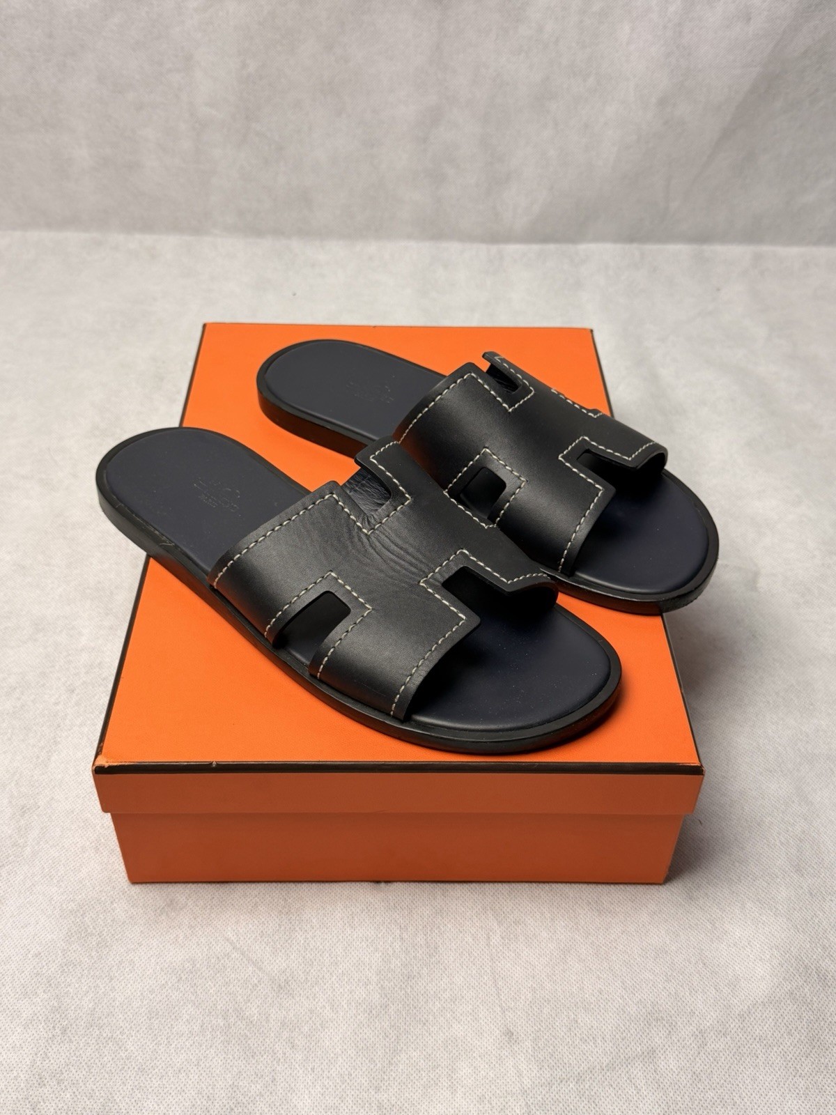 Hermès Izmir Sandal SZ EU 42 / US 9 Black Leather Gently Used