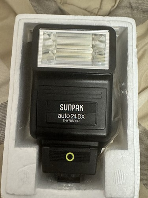 #ad SUNPAK Auto 24 DX THYRISTOR Electronic Flash Unit $16.00