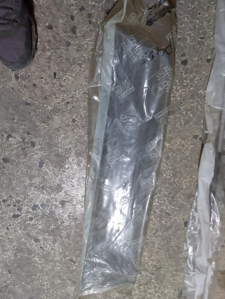 Moldura parachoques trasero original peugeot 405 7247.06 Foto 2 de 3