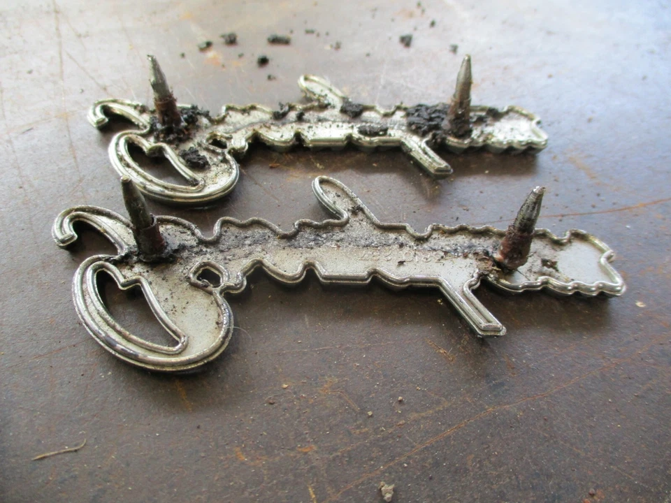 73 74 75 76 PLYMOUTH SCAMP BROUGHAM PANEL VELA TRASERA EMBLEMAS FABRICANTE DE EQUIPOS ORIGINALES PAR TODOS LOS PINES Foto 4 de 4