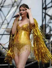 BEAUTIFUL SOPHIE ELLIS BEXTOR 8X10 PHOTO