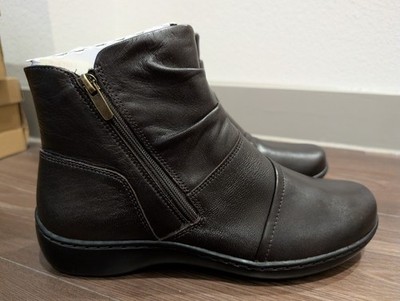 Clarks Collection Women Boots 8.5W Cora Chocolate Leather Side Zip Booties