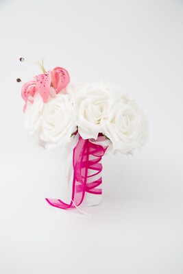 Brautstrauß, atemberaubender weißer Rosen- und rosa Lilienstrauß.