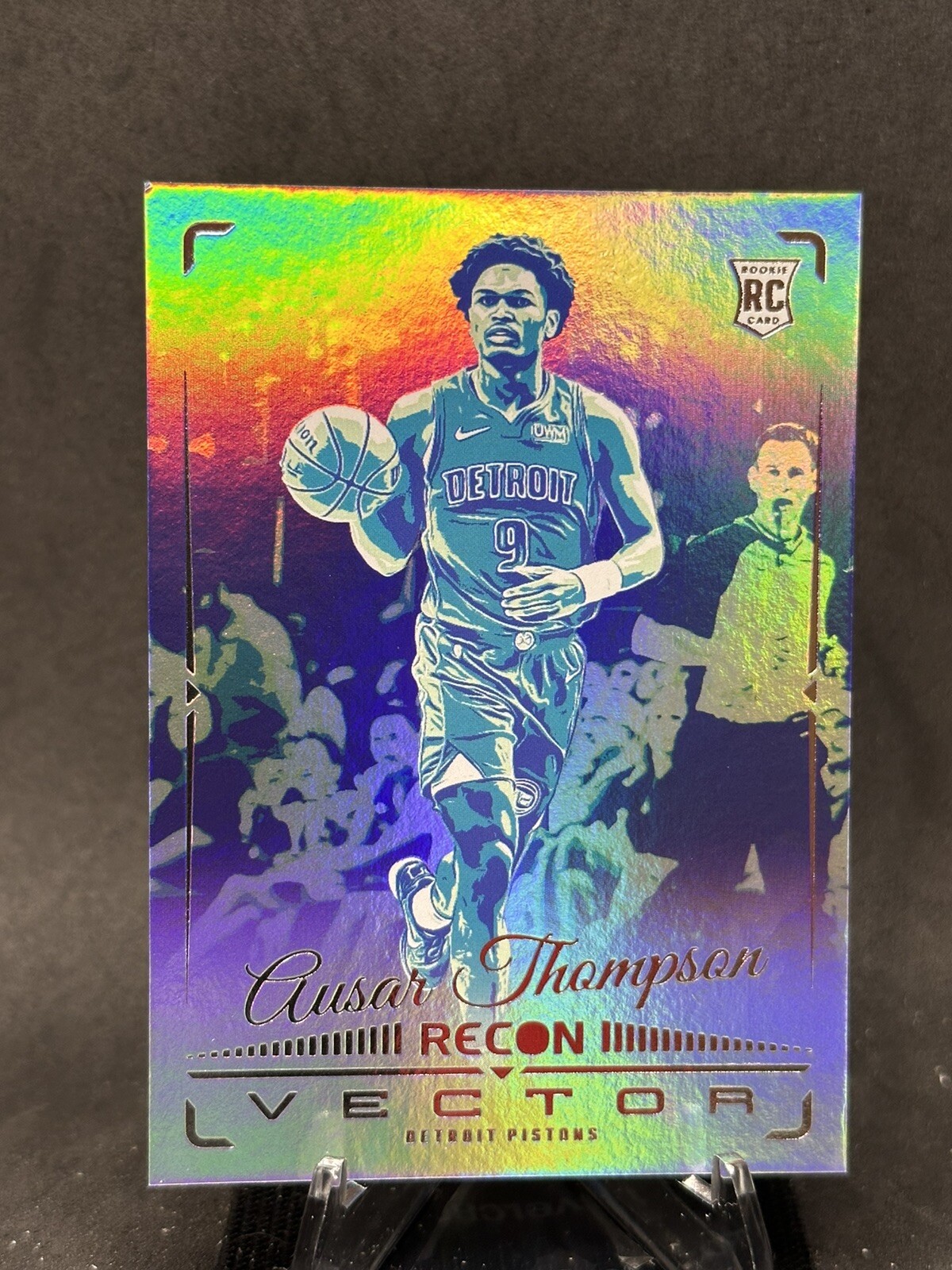 2023-24 PANINI RECON #4 AUSAR THOMPSON ROOKIE VECTOR SP HOLO INSERT PISTONS RC