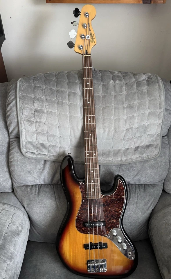 Bajo eléctrico de 4 cuerdas Squier Classic Vibe años 60 Jazz - 3TSB #M923 Foto 3 de 4