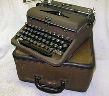 NICE Vintage 1940-50's ROYAL Quiet DeLuxe Portable Typewriter w/ Case. Chocolate thumbnail