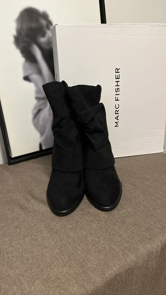 Bota Feminina Marc Fisher Radan Foldover, Preta Tamanho 8 - Imagem 2 de 4