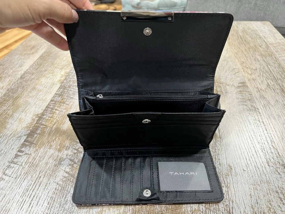 Бумажник тройного сложения Tahari с цветочным узором сафьяно черный многоцветный с цветами на кнопках - Изображение 3 из 4