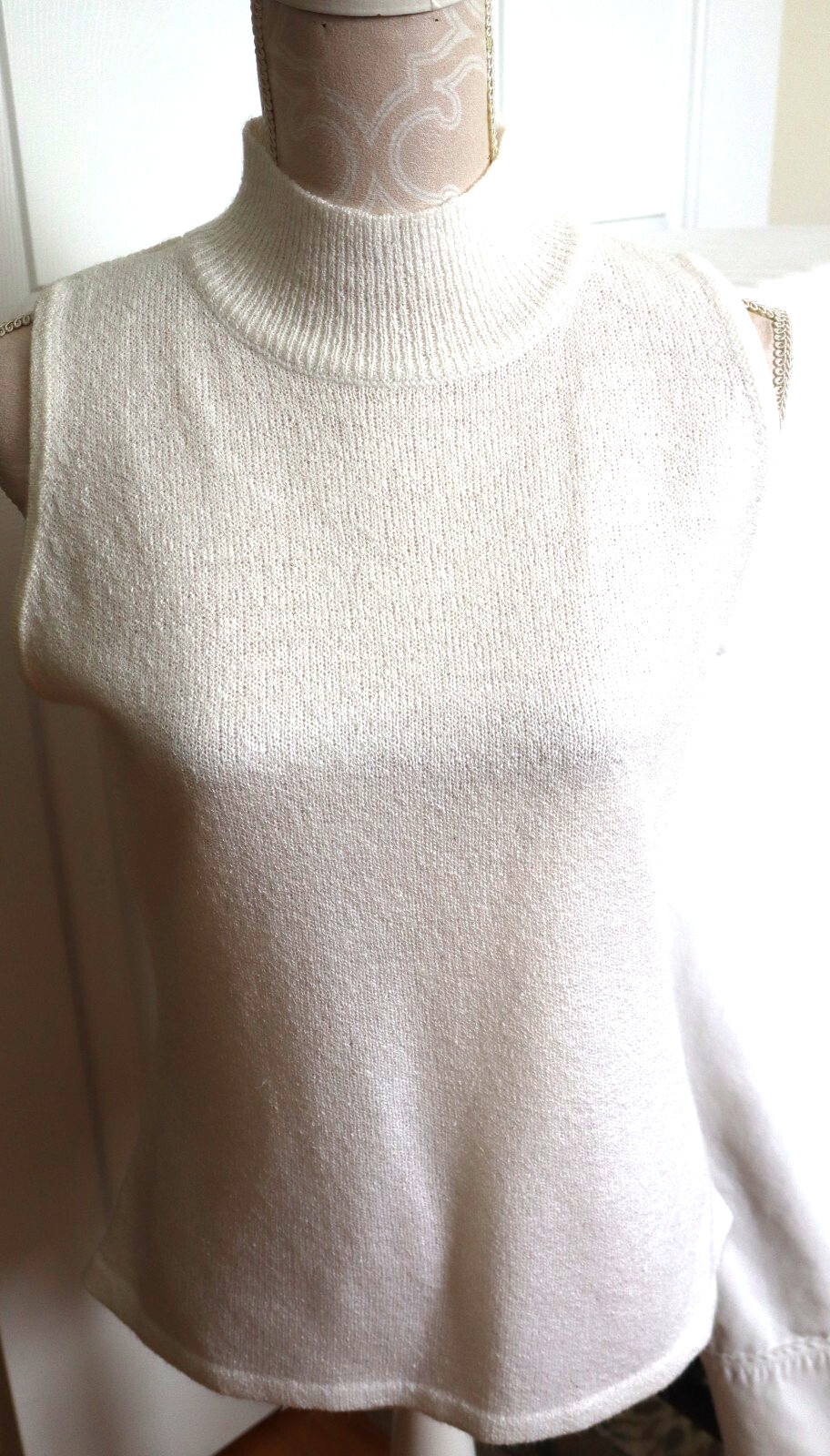 Carolyn Taylor Women's White Sleeveless Turtleneck Tank Sweater Medium LKN
