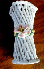 Petit vase objet décoratif en porcelaine blanche fine ajouré fleur sculptée 