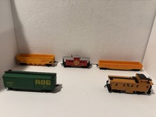 HO scale lot of 5 freight cars good for parts/repair