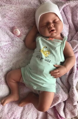 Petite fille reborn entièrement en silicone mou et flexible